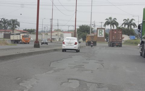 Se observan cientos de baches en la avenida