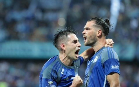 Emelec celebra su victoria ante Delfín