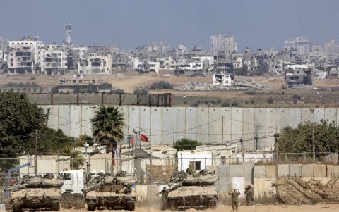 Tanques israeíies Merkava vigilan la frontera con Gaza.