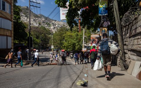 Personas abandonan sus hogares, este miércoles 20 de marzo de 2024, en Puerto Príncipe (Haití).
