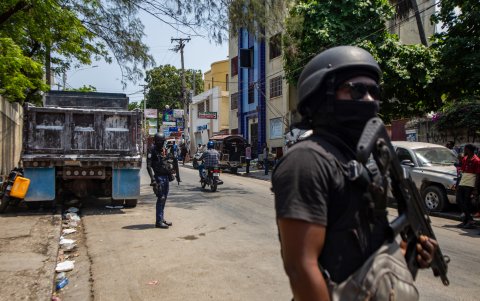 Policías patrullan las calles de Puerto Príncipe, donde al menos siete cadáveres aparecieron este miércoles en las calles de Petion-ville, en las colinas de la capital de Haití.