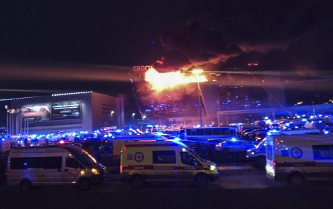 Las ambulancias llegan cerca de la sala de conciertos Crocus City Hall en llamas después de un tiroteo en Krasnogorsk, en las afueras de Moscú, Rusia, el 22 de marzo de 2024.