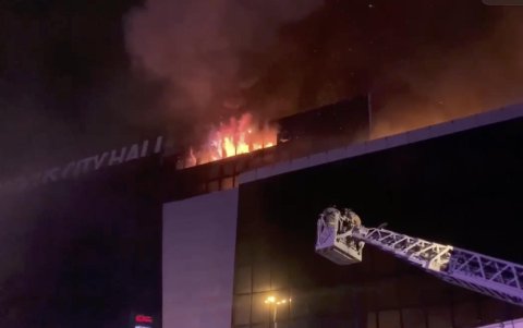 Una imagen fija tomada de un vídeo proporcionado por el Ministerio de Emergencias de Rusia muestra humo elevándose sobre la sala de conciertos Crocus City Hall.