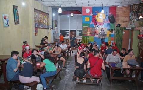 Artistas, intelectuales y admiradores del arte acuden al bar Barricaña para admirar los cuadros, entablar tertulias y consumir la comida