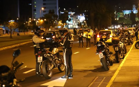 Controles. Unos treinta agentes de la AMT se tomaron las vías para ejecutar controles a motocicletas y carros. Solo en dos horas emitieron 43 citaciones.