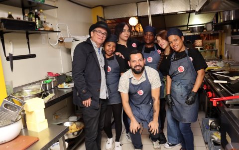 Desde que se entra a este restaurante, el equipo de trabajo muestra una buena onda. Allí están, de izquierda a derecha: Karen Bone, Lorena González, Irlanda Betancourt, a quien todos la tratan como ‘La Tía’ y es una extraordinaria cocinera; Camila Paladines y Dianellys Vera.