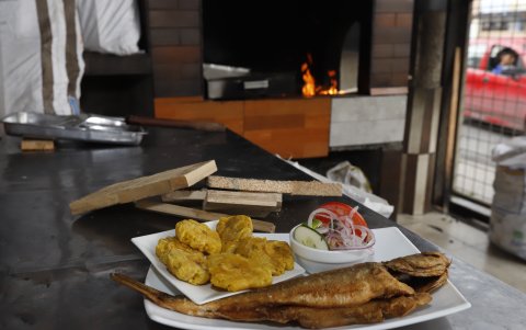 Calle Argentina. En el suroeste ofrecen el pescado cocinado con leña.