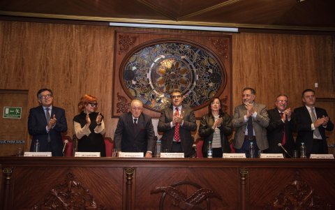 El doctor Peñaherrera (tercero de izquierda a derecha) en la mesa directiva.