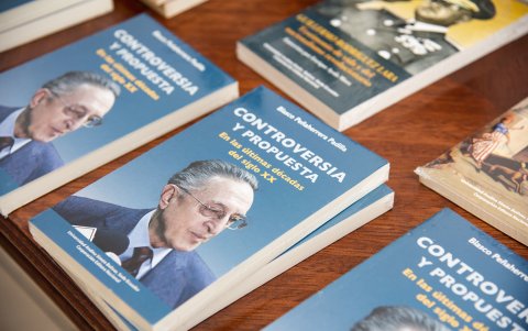 En sus 317 páginas, el libro recopila las columnas de opinión que fueron publicadas en revista Vistazo entre 1960 y 1990,