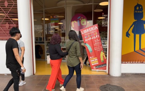 En la UArtes. La Librería del Fondo Infantil Rita Lecumberri está dirigida al público infantil y juvenil. Los libros tienen precios asequibles.