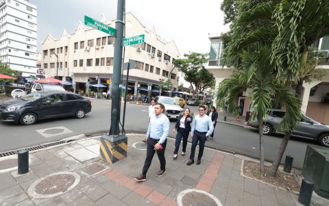 Usuarios. Trabajadores y familias acuden a los negocios gastronómicos que se encuentran en un tramo.