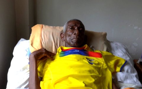 Orly Klinger vive en un ancianato. Hace tres años sufrió la amputación de su pierna izquierda a causa de una úlcera varicosa.