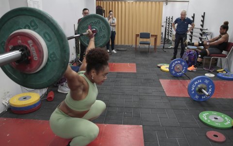 Ignatov (c) cuida hasta el último detalle de los entrenamientos de las deportistas.