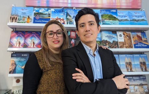 Persistir. Hernán Duque con su esposa Fernanda. Ellos crearon una agencia de viajes.