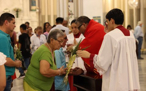 El padre Francisco Sojos durante la misa en la Catedral metropolitana, este domingo 24 de marzo.