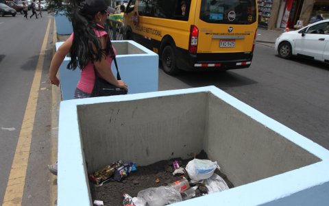 Ha pasado un mes desde que instalaron las macetas y ya se encuentran residuos de comida, fundas plásticas, vasos, etc.