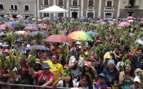 Fieles acudiendo a la procesión de Domingo de Ramos.