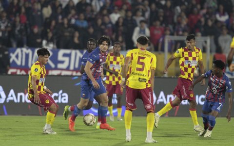 Danilo Carrera (c) jugó unos minutos con los chullas. Dijo que ayudará a buscar marcas.