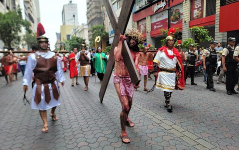 La fe católica se volcó a las calles de Guayaquil este Domingo de Ramos.
