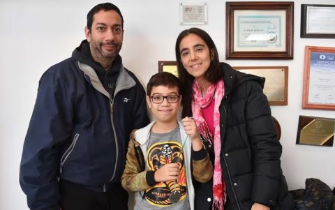 Faustino Oro junto a sus padres