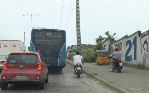 En la avenida Casuarina falla el control. Las aceras son usadas como vías.