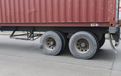 La queja sobre el estado en el que se encuentran los vehículos pesados es cada vez más recurrente. En la vía Daule se vio como uno de los neumáticos presentaba un daño y aún así seguía rodando.