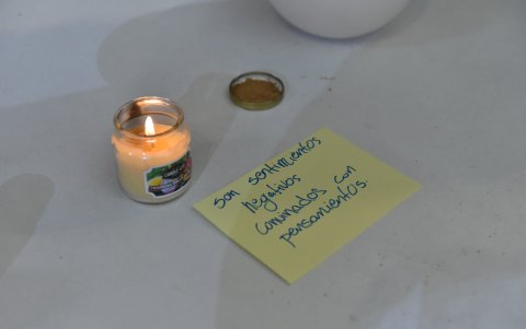 Al inicio del recorrido, los asistentes escriben en un papel qué significa para ellos la culpa y el pecado.