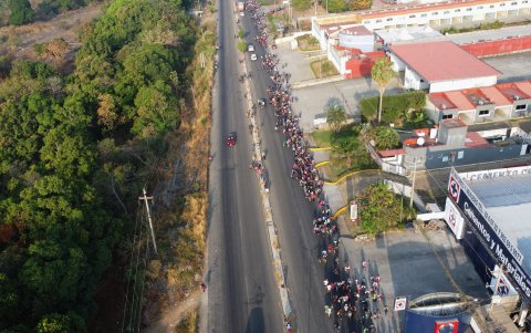 La fotografía aérea que muestra una caravana de migrantes que se dirige a Ciudad de México, este lunes en Tapachula (México).