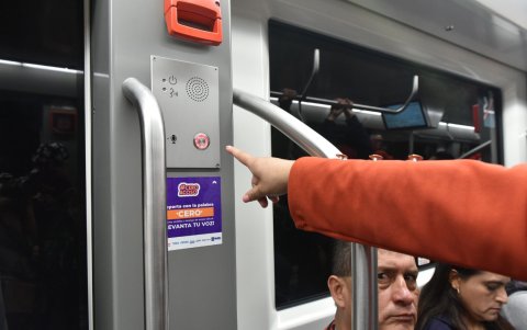 Está ubicado en los vagones del metro de Quito. Una vez que se activa, la Policía Metro acude a la emergencia.