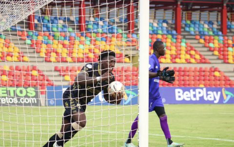 El delantero Roberto La Tuka Ordóñez anotando en Colombia.