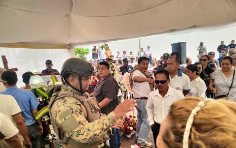 Miembros de las Fuerzas Armadas resguardaron la capilla ardiente.