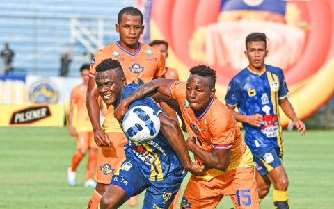 Jugadores de Libertad y Delfín en plena disputa durante una jugada en el Jocay de Manta