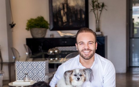 Con su pareja, Juan José.