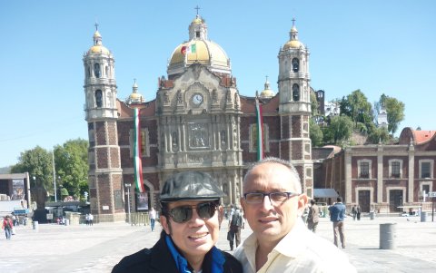 En la Basílica de Guadalupe en México con Marco Tapia.