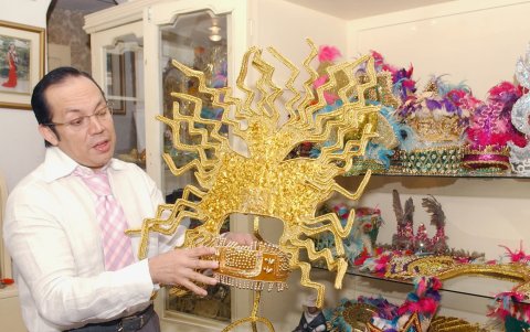 Trabajando en sus trajes típicos.