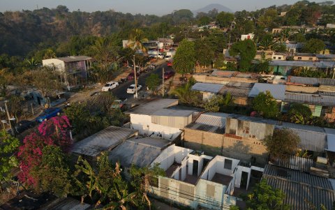 Foto aérea del Reparto La Campanera, uno de los barrios que registraba mayor presencia de pandillas, el 19 de marzo de 2024, en Soyapango (El Salvador).