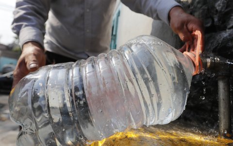 Vecinos de la colonia Pedregal de Santo Domingo llenan bidones de agua, el 2 de marzo de 2024, en la Ciudad de México (México).