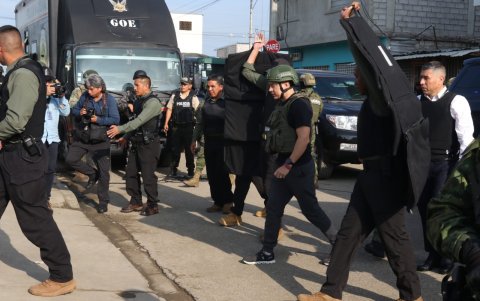 El presidente Daniel Noboa llegando a Socio Vivienda 2, en el norte de Guayaquil.