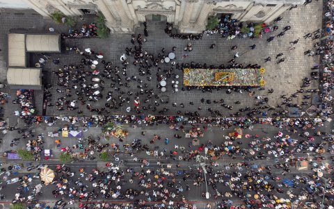 Desde su salida, miles de personas se agolparon alrededor del anda para lanzar ramos de flores y corozo para decorar la imagen de Jesús.