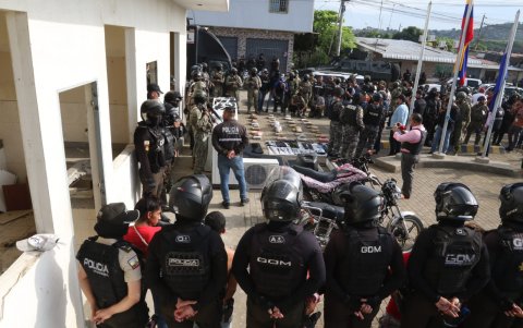 En Socio Vivienda se decomisaron objetos de dudosa procedencia, droga y armas.