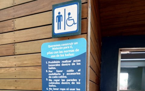 Las normas que rigen para el buen uso de los baños.