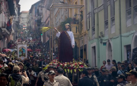 Feligreses asisten a la procesión del Domingo de Ramos en Quito.