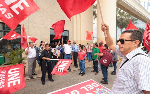 En señal de protesta, los dirigente de la UNE Guayas han acudido varias veces a la Subsecretaría para exigir cambios y respuestas.