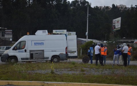 La Empresa Pública de Agua Potable y Saneamiento (Epmaps) ingresó un robot para determinar de dónde proviene la posible descarga de agua contaminada.