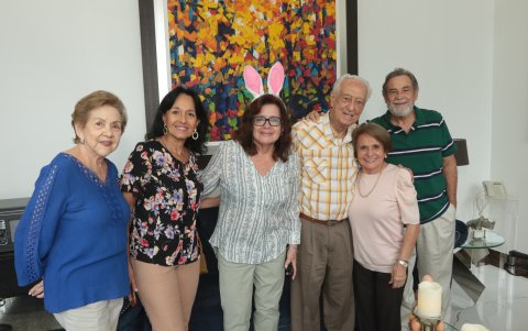 Mariana Villacís de Ollague, Carmen Hinojosa, Patricia de Pita, Alfredo Ollague, Silvia Nevárez y Patricio Pita.
