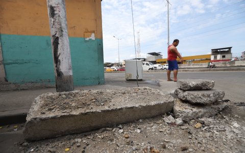 . 2. Daños.  Pedazos de concreto fueron dejados en el entorno de la estructura.