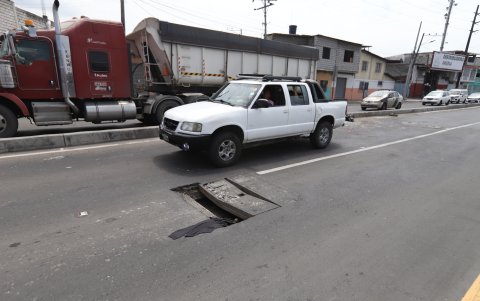 3. Obra. Decenas de tubos de PVC guindan del viaducto