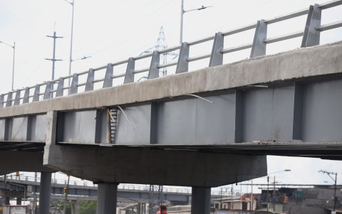 4 Baches. Pese a que apenas lleva un mes de inaugurado el puente, se observa que en la parte baja ya hay enormes baches.