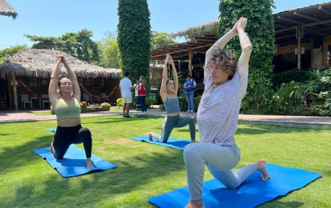 Relajación. En la comuna Montañita que está a hora y media de Salinas, se acondicionó un área para la práctica de yoga.