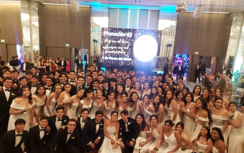 Los nuevos graduados posan para la foto oficial.